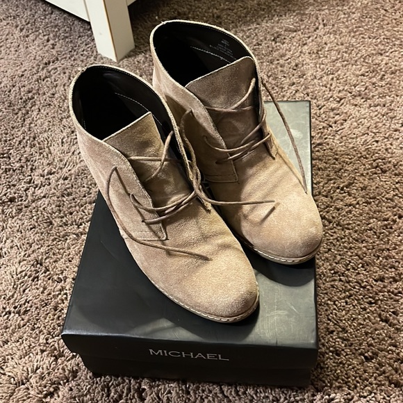 EUC Size 7 Women’s by Michael Shannon Rebeka Taupe Lace Up Wedge Bootie - Picture 4 of 15